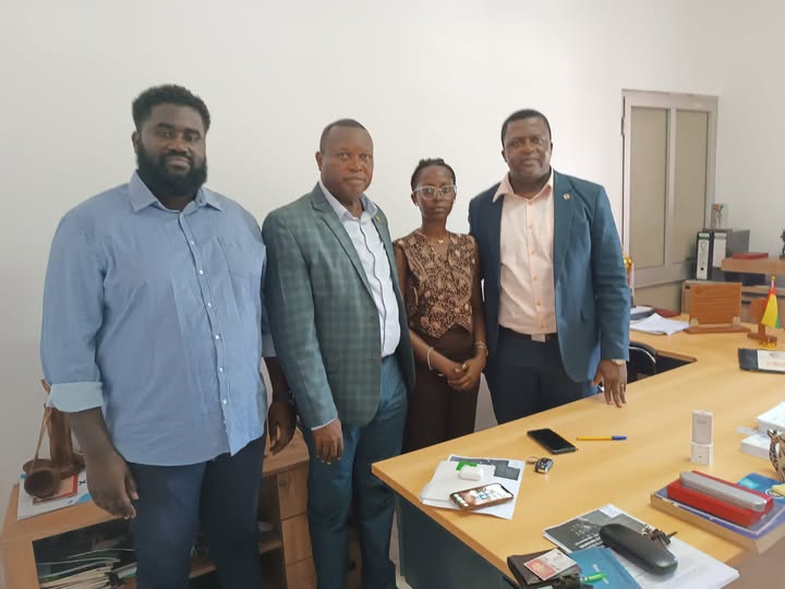 Excelentíssimo Bastonário da Ordem dos Advogados da Guiné Bissau acaba de receber no seu Gabinete de trabalho, uma equipa da Universidade Lusófona da Guiné - ULG, que integra Prof. Doutor Victor Insali, Diretor do Curso de Direito, Amadeu Sow Junior, Secretário Geral e a Secretária.
